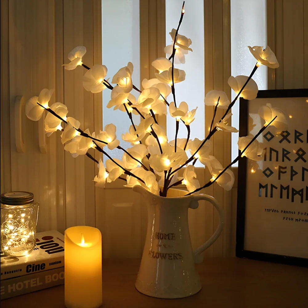 Beleuchtete Zweige mit LED-Lichtern in verschiedenen Naturdesigns