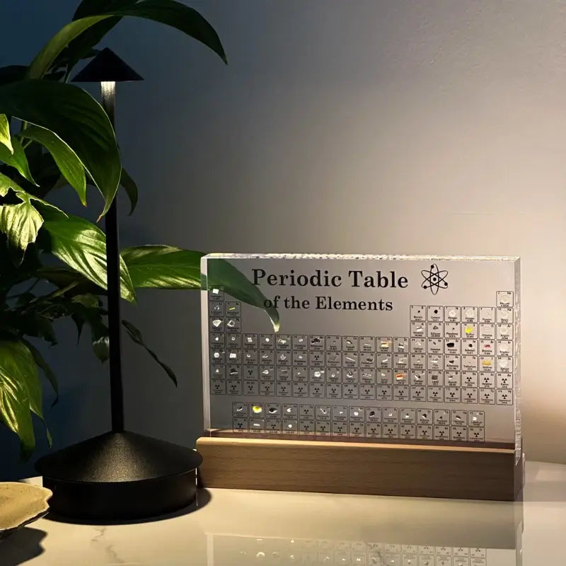 Periodensystem mit 83 echten Elementproben in Acryl und Holzbeleuchtung