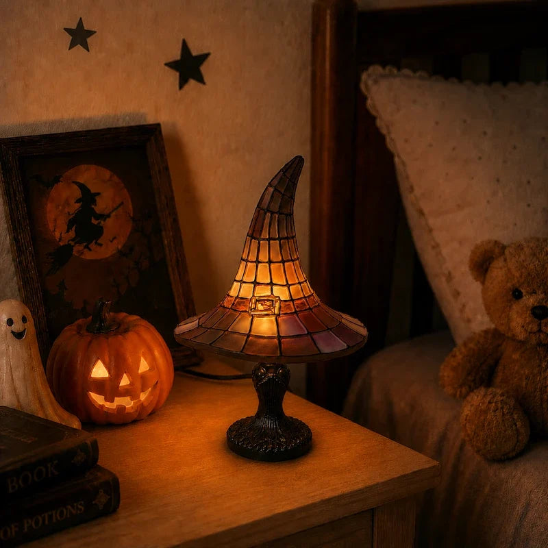 Tischlampe mit Hexenhut-Schirm und Harzsockel