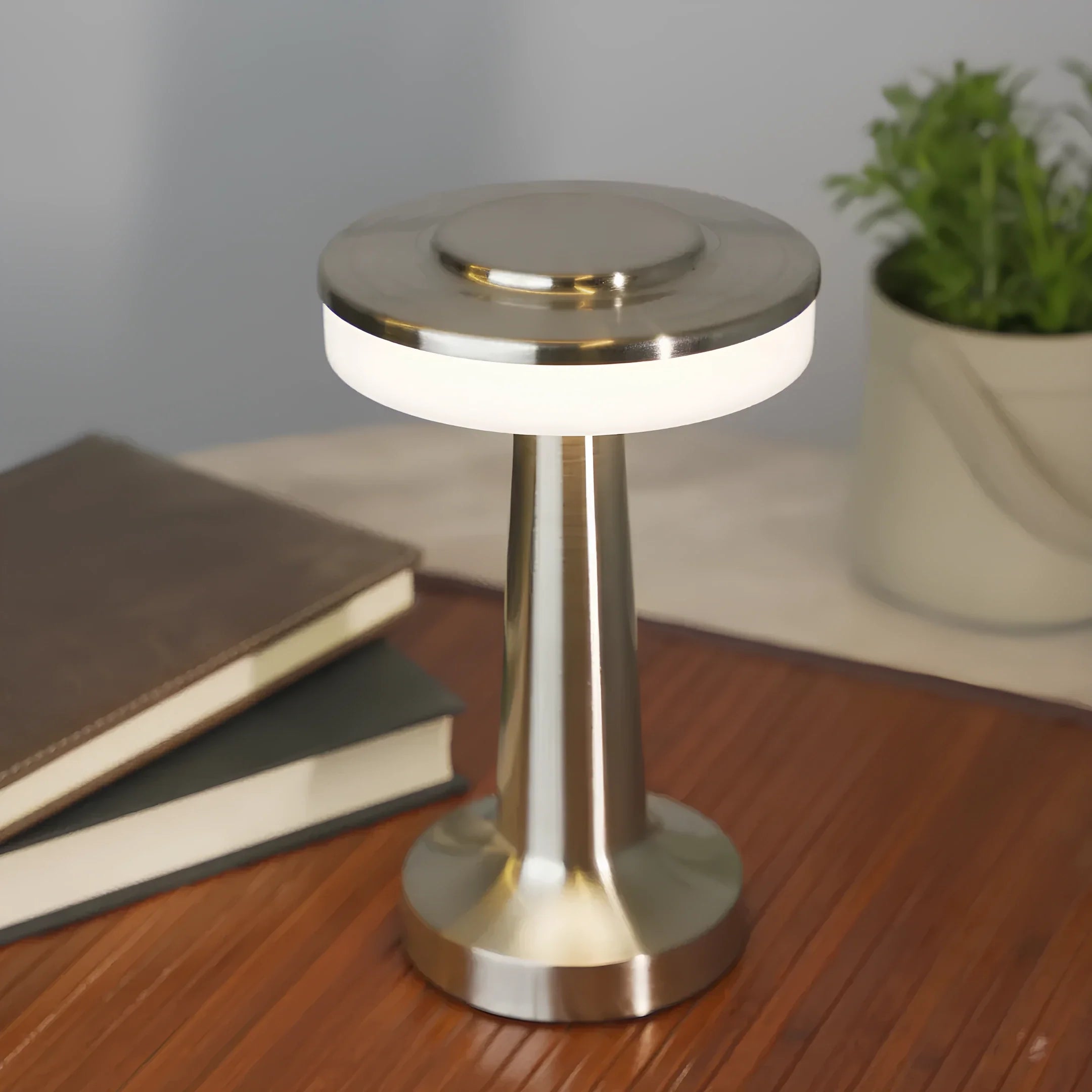 Retro Tischlampe aus Eisen mit dimmbarer Lichtfarbe und kabellosem Design