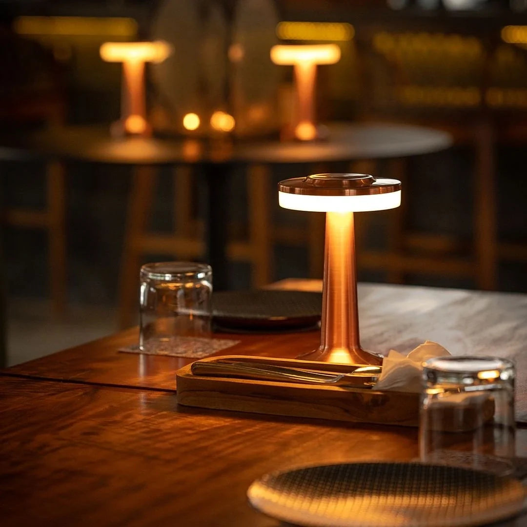 Retro Tischlampe aus Eisen mit dimmbarer Lichtfarbe und kabellosem Design