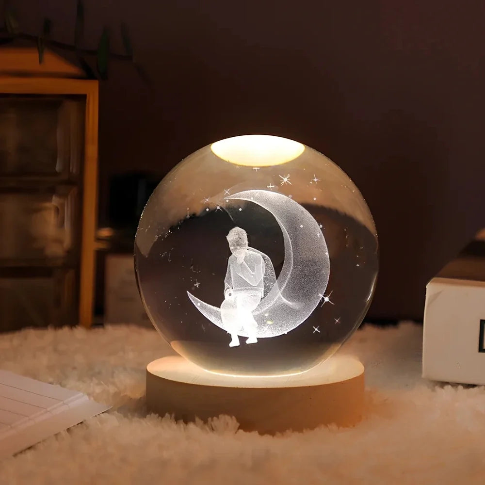 Kristallkugel mit 3D-Gravur Weltraummotiv auf Holzsockel