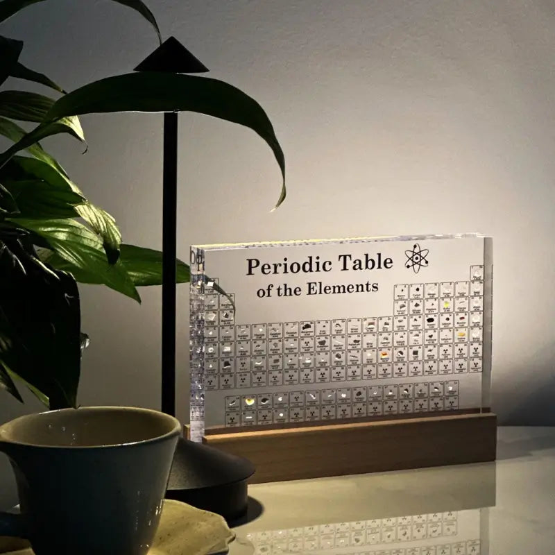 Periodensystem mit 83 echten Elementproben in Acryl und Holzbeleuchtung