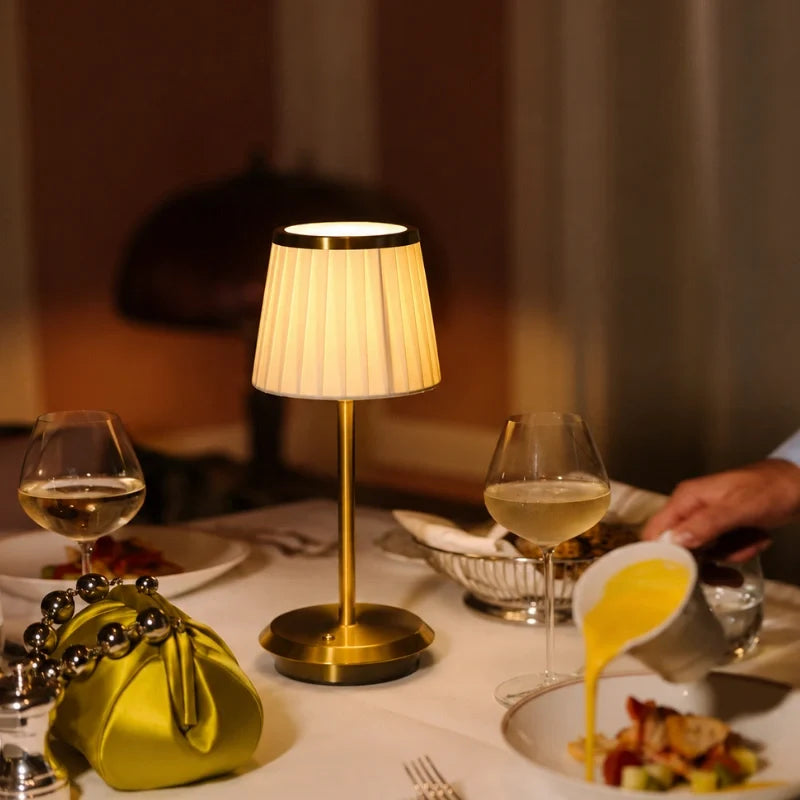 Klassische Tischlampe mit plissiertem Stoffschirm und Akku