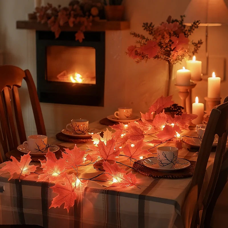 Botanische Lichterkette mit Blättern und Blüten, warmweiß