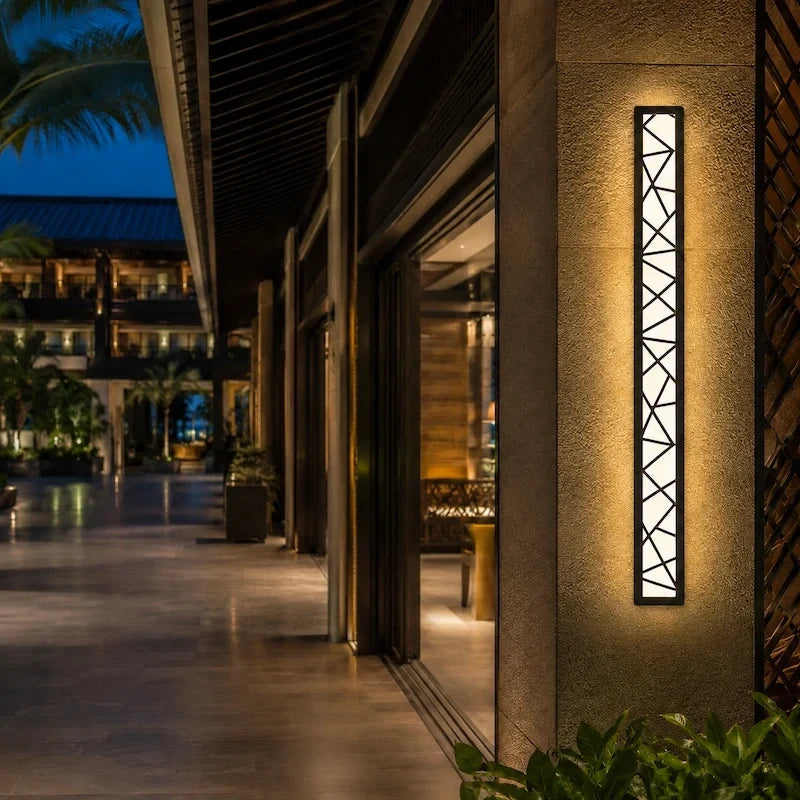 Linear Luxe™ Außenwandleuchte aus Schmiedeeisen und Aluminium