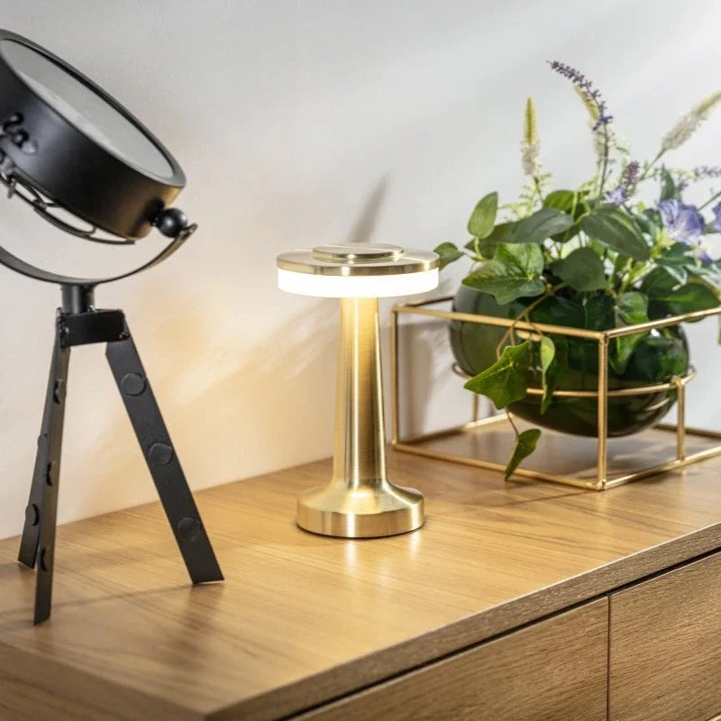 Retro Tischlampe aus Eisen mit dimmbarer Lichtfarbe und kabellosem Design