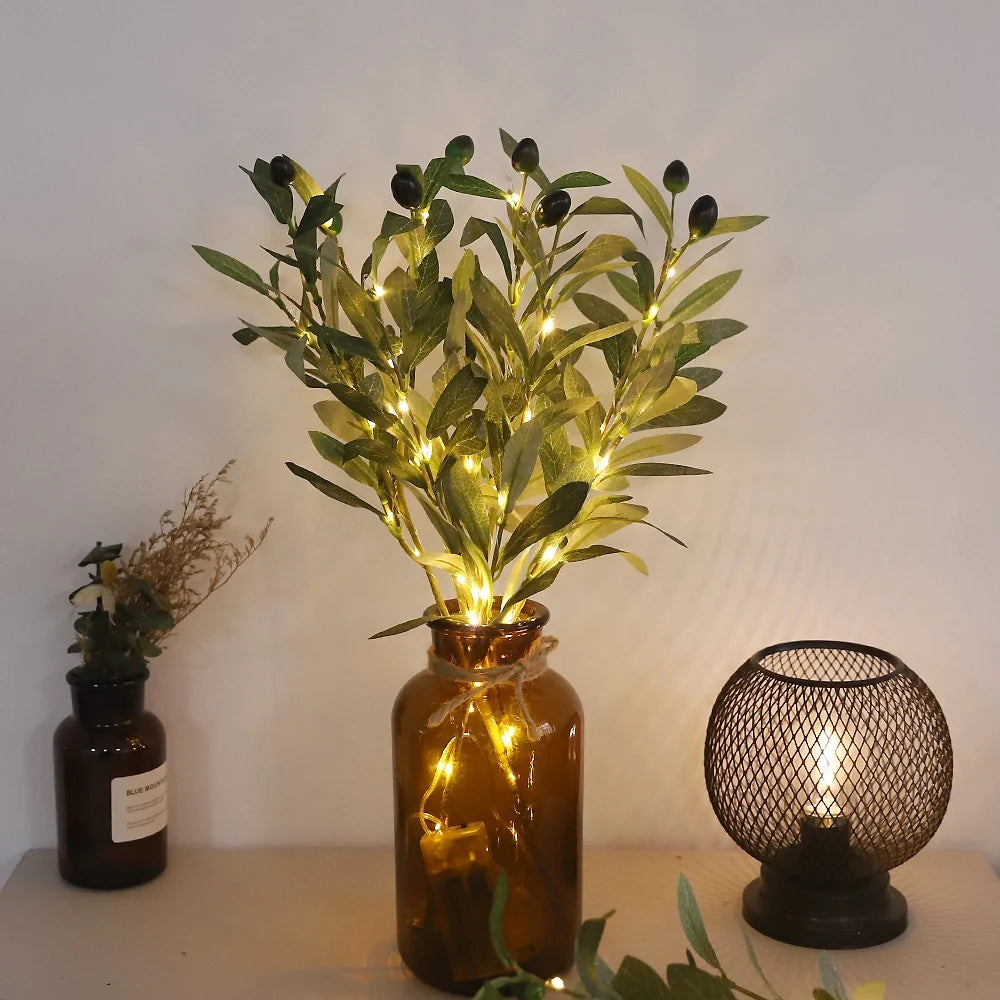Beleuchtete Zweige mit LED-Lichtern in verschiedenen Naturdesigns