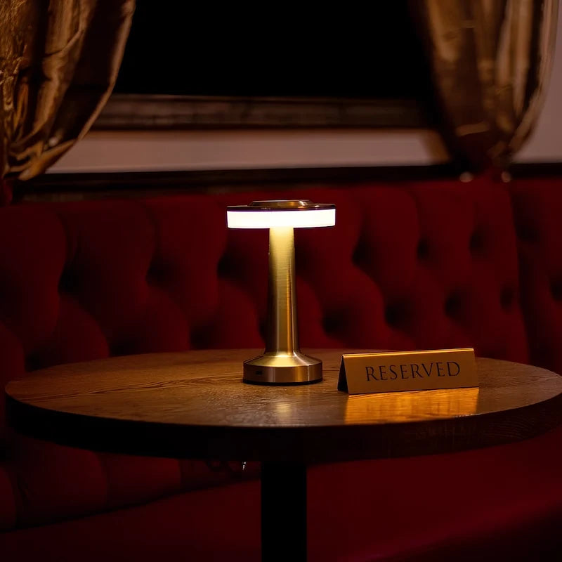 Retro Tischlampe aus Eisen mit dimmbarer Lichtfarbe und kabellosem Design