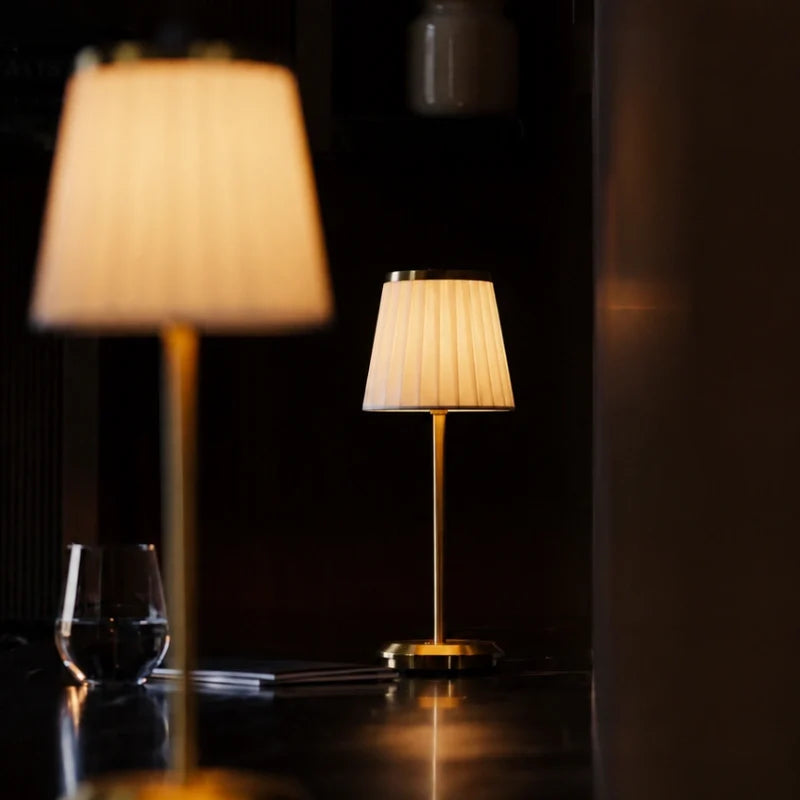 Klassische Tischlampe mit plissiertem Stoffschirm und Akku