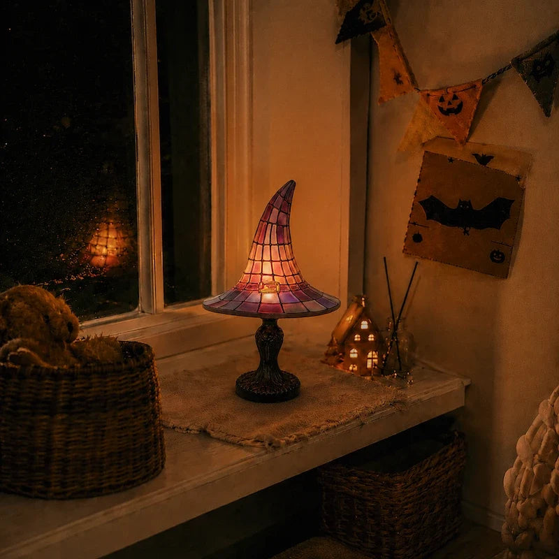 Tischlampe mit Hexenhut-Schirm und Harzsockel