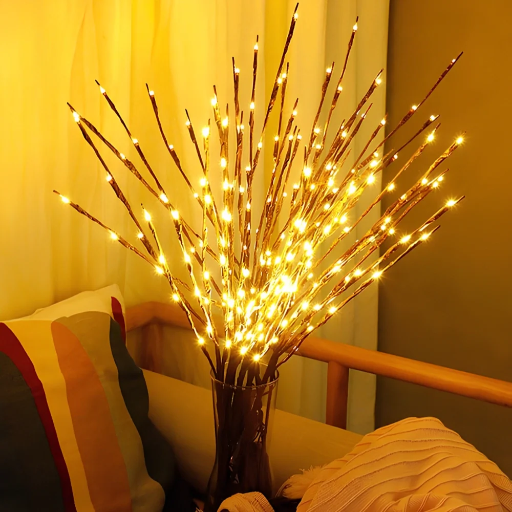 Beleuchtete Zweige mit LED-Lichtern in verschiedenen Naturdesigns