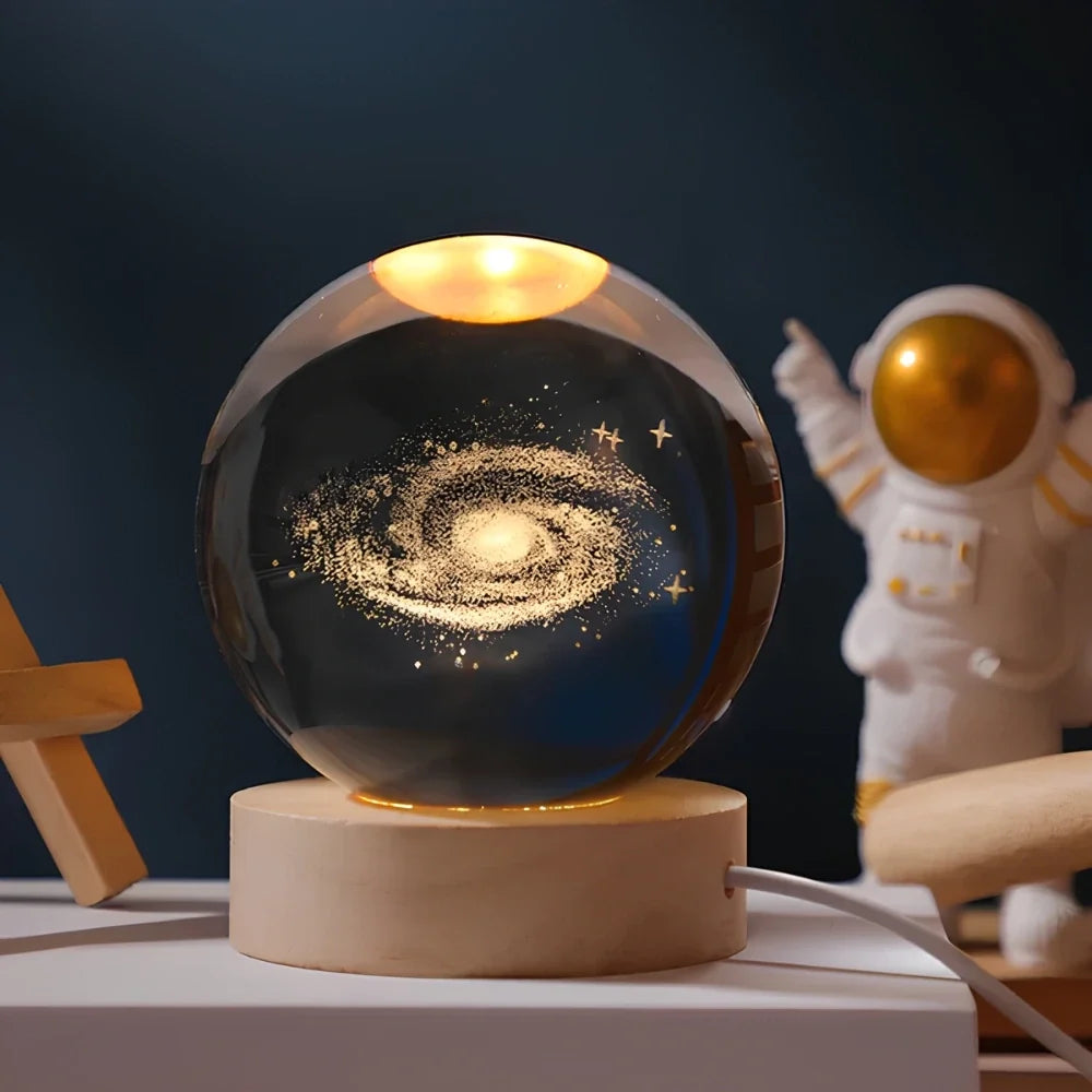Kristallkugel mit 3D-Gravur Weltraummotiv auf Holzsockel
