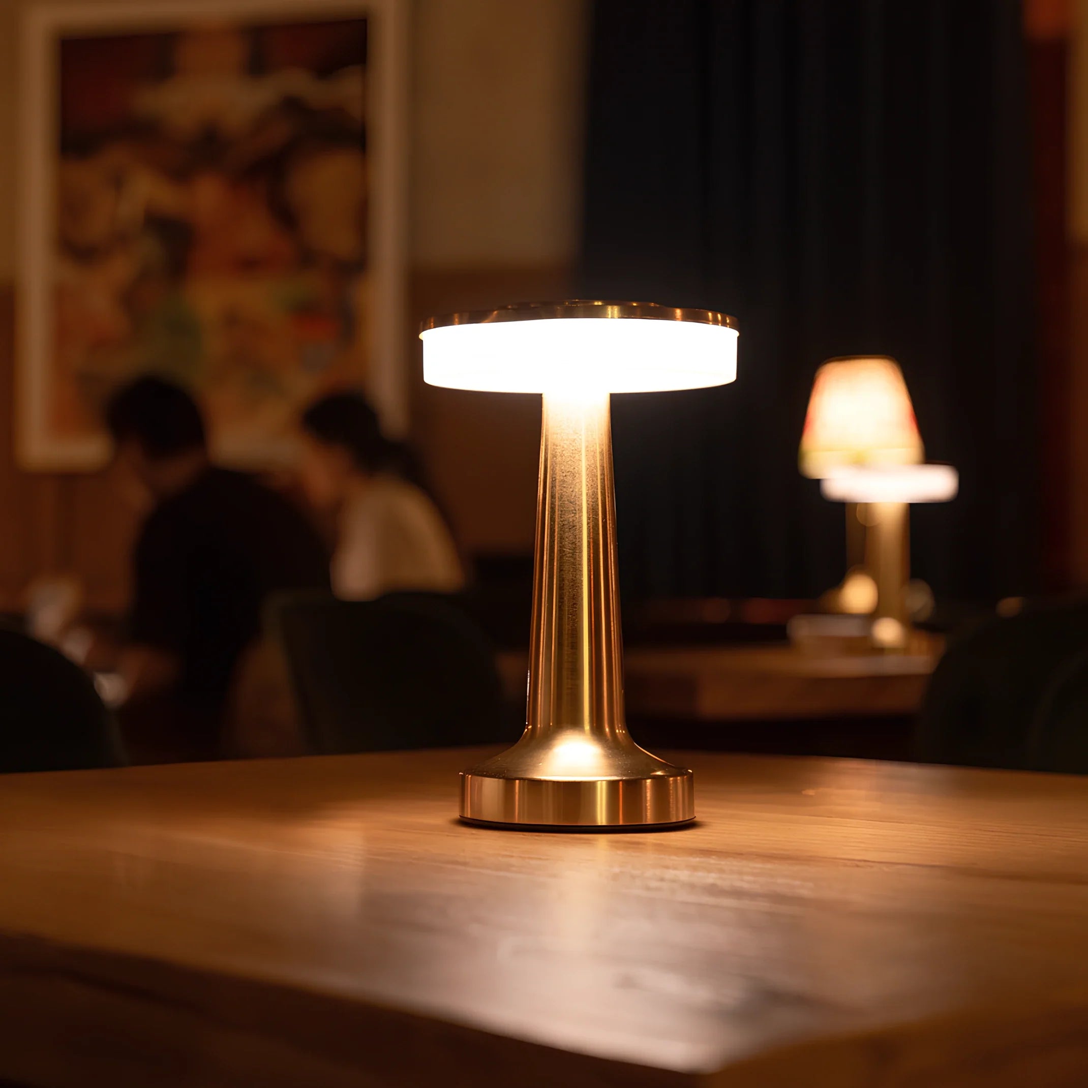 Retro Tischlampe aus Eisen mit dimmbarer Lichtfarbe und kabellosem Design