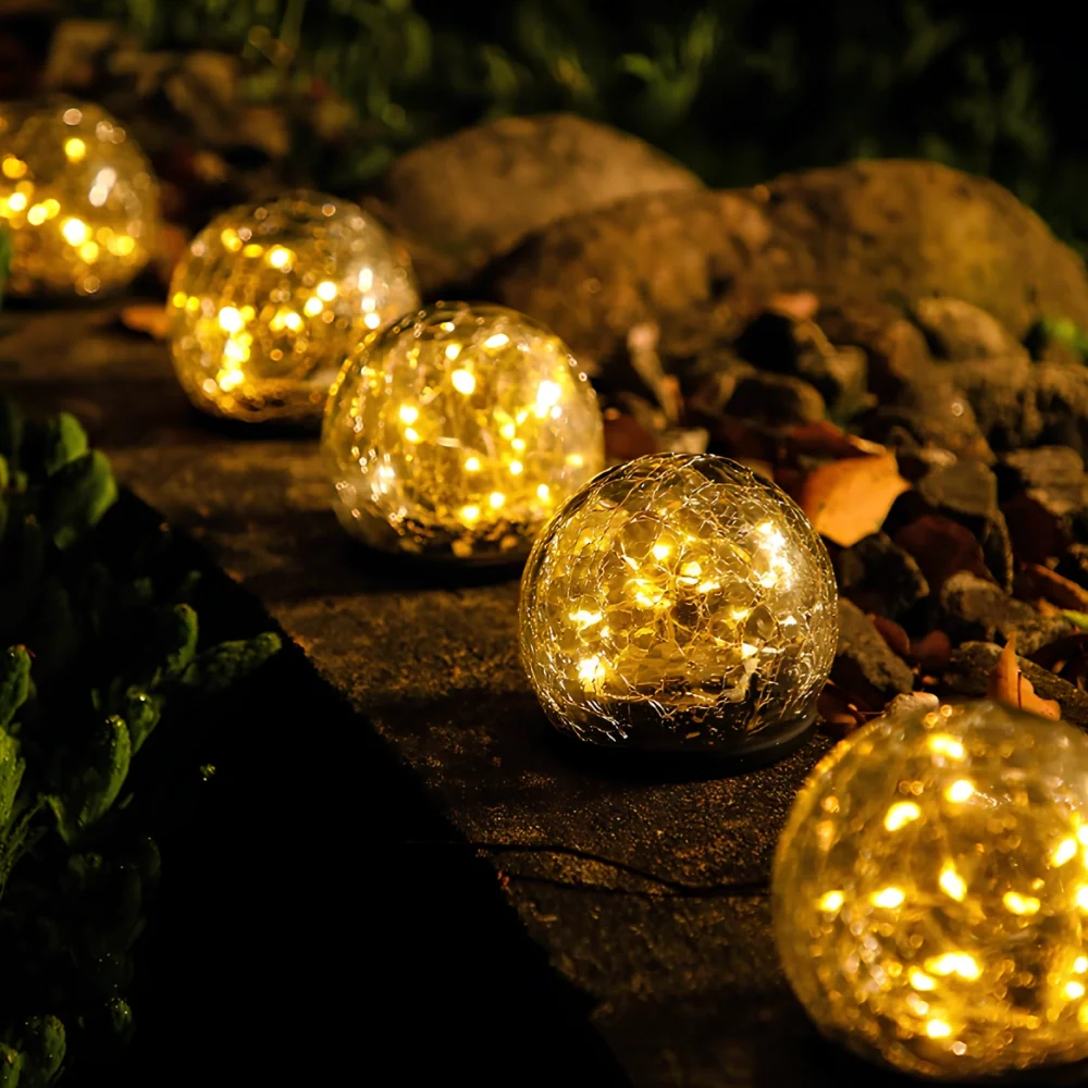 Solarbetriebene Gartenkugel mit warmweißem Licht und Rissmuster