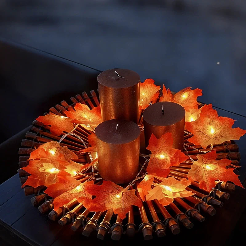 Botanische Lichterkette mit Blättern und Blüten, warmweiß