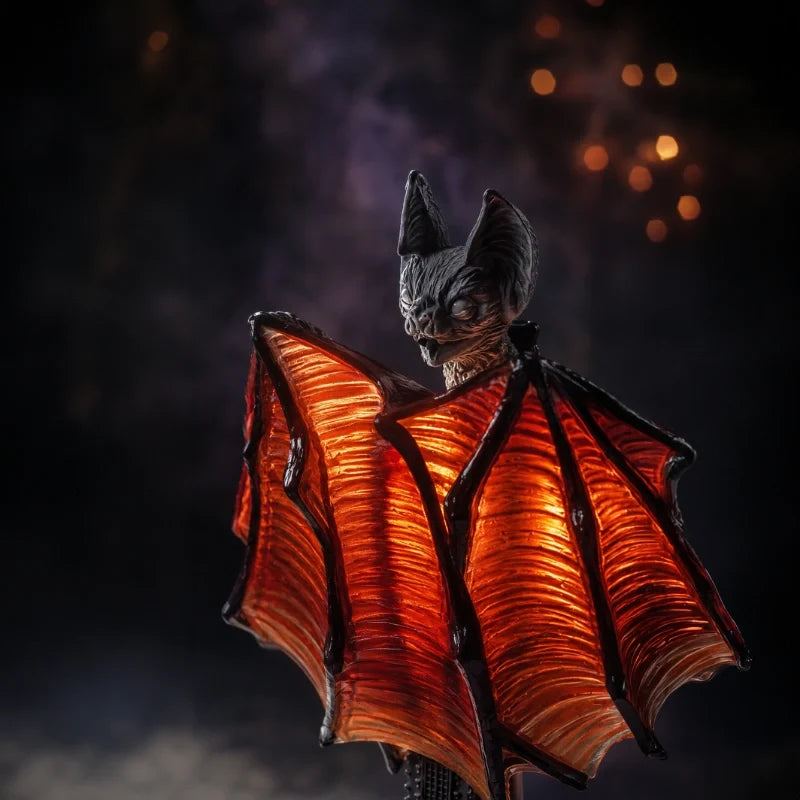 Vampyra™ Fledermaus-Tischlampe mit Spukhaus-Sockel