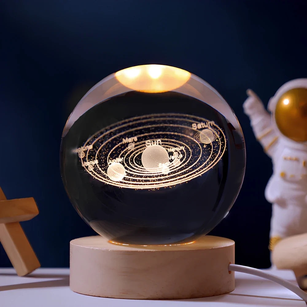 Kristallkugel mit 3D-Gravur Weltraummotiv auf Holzsockel