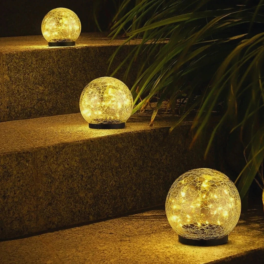 Solarbetriebene Gartenkugel mit warmweißem Licht und Rissmuster