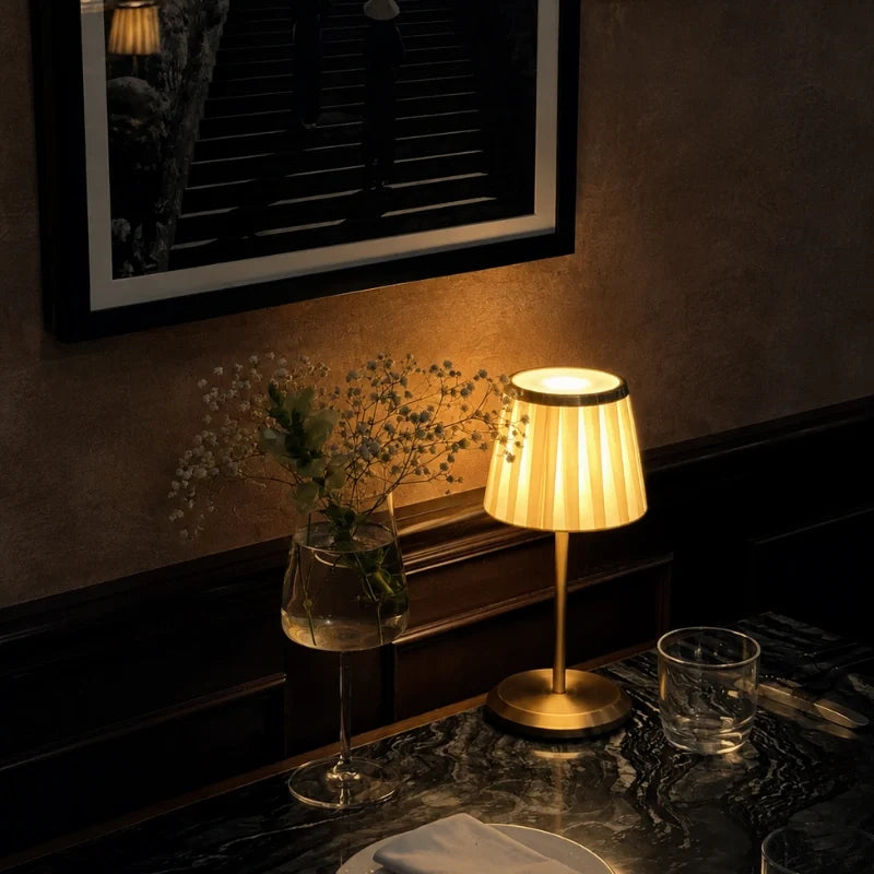Klassische Tischlampe mit plissiertem Stoffschirm und Akku
