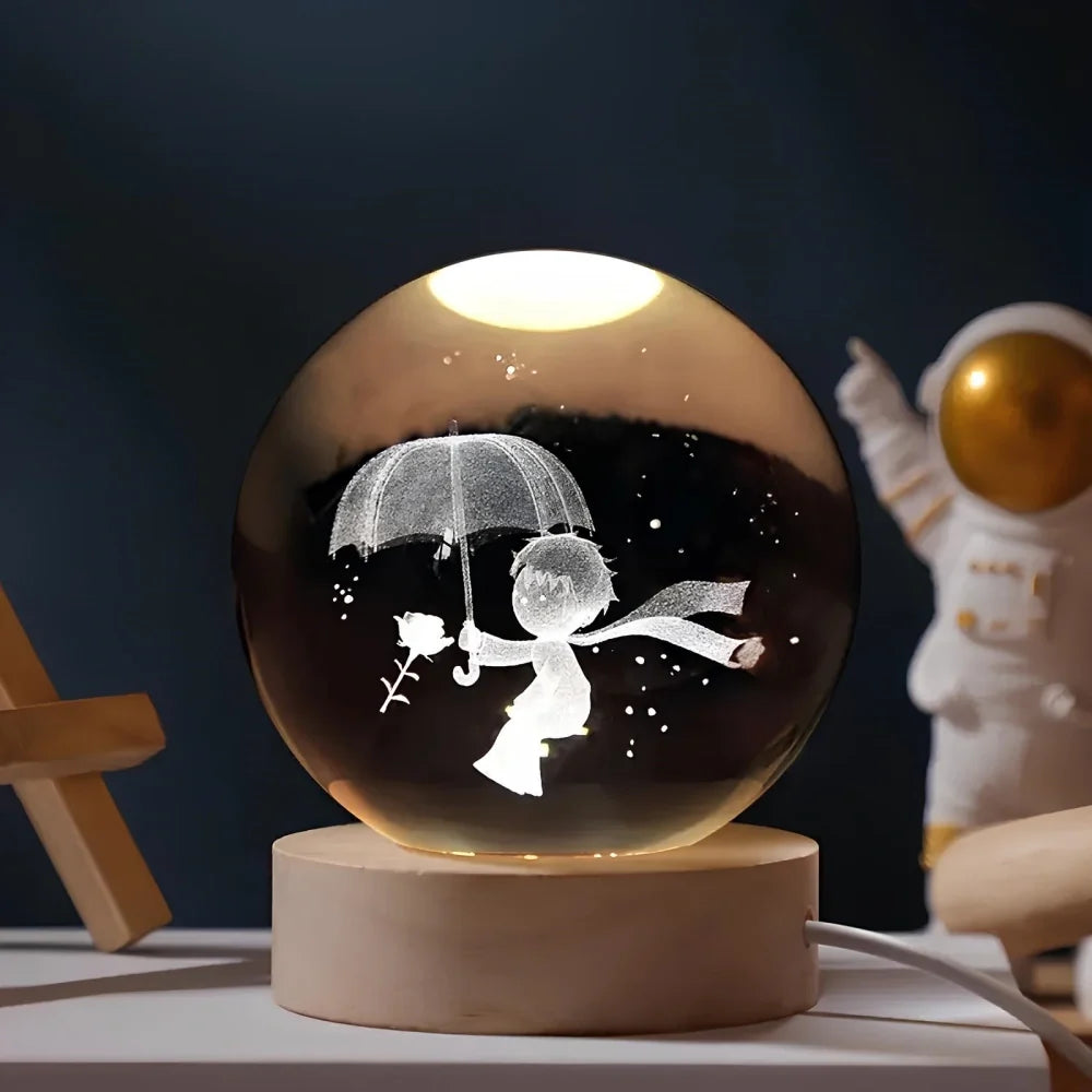 Kristallkugel mit 3D-Gravur Weltraummotiv auf Holzsockel