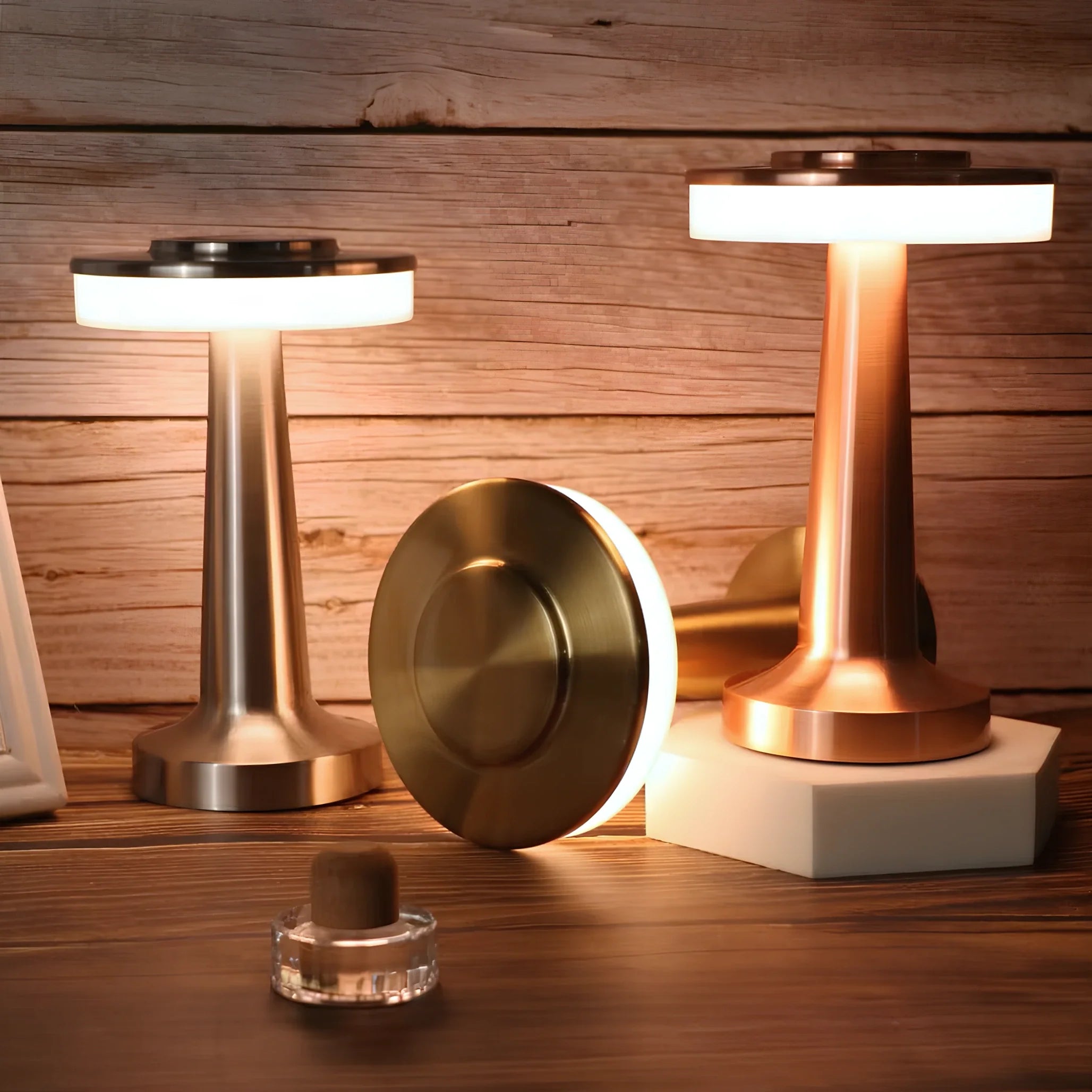 Retro Tischlampe aus Eisen mit dimmbarer Lichtfarbe und kabellosem Design