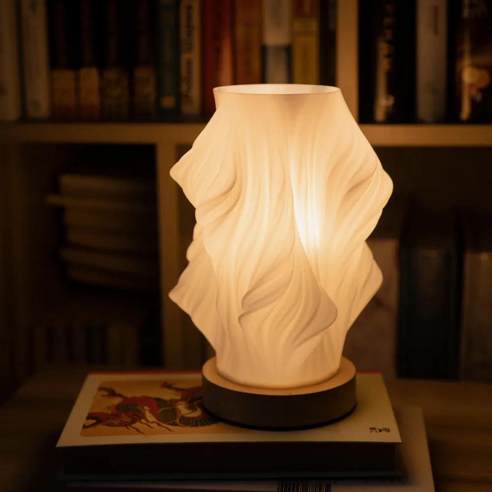Serene Wellenkamm Tischlampe mit Holzsockel und dimmbarem Licht