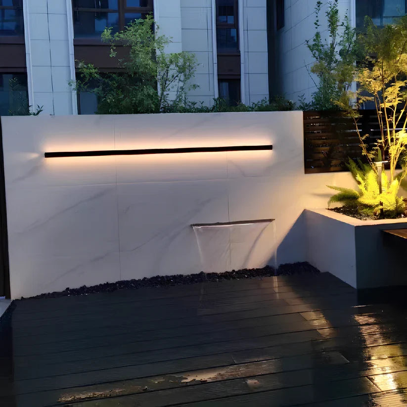 Linear Luxe™ Außenwandleuchte aus Schmiedeeisen und Aluminium