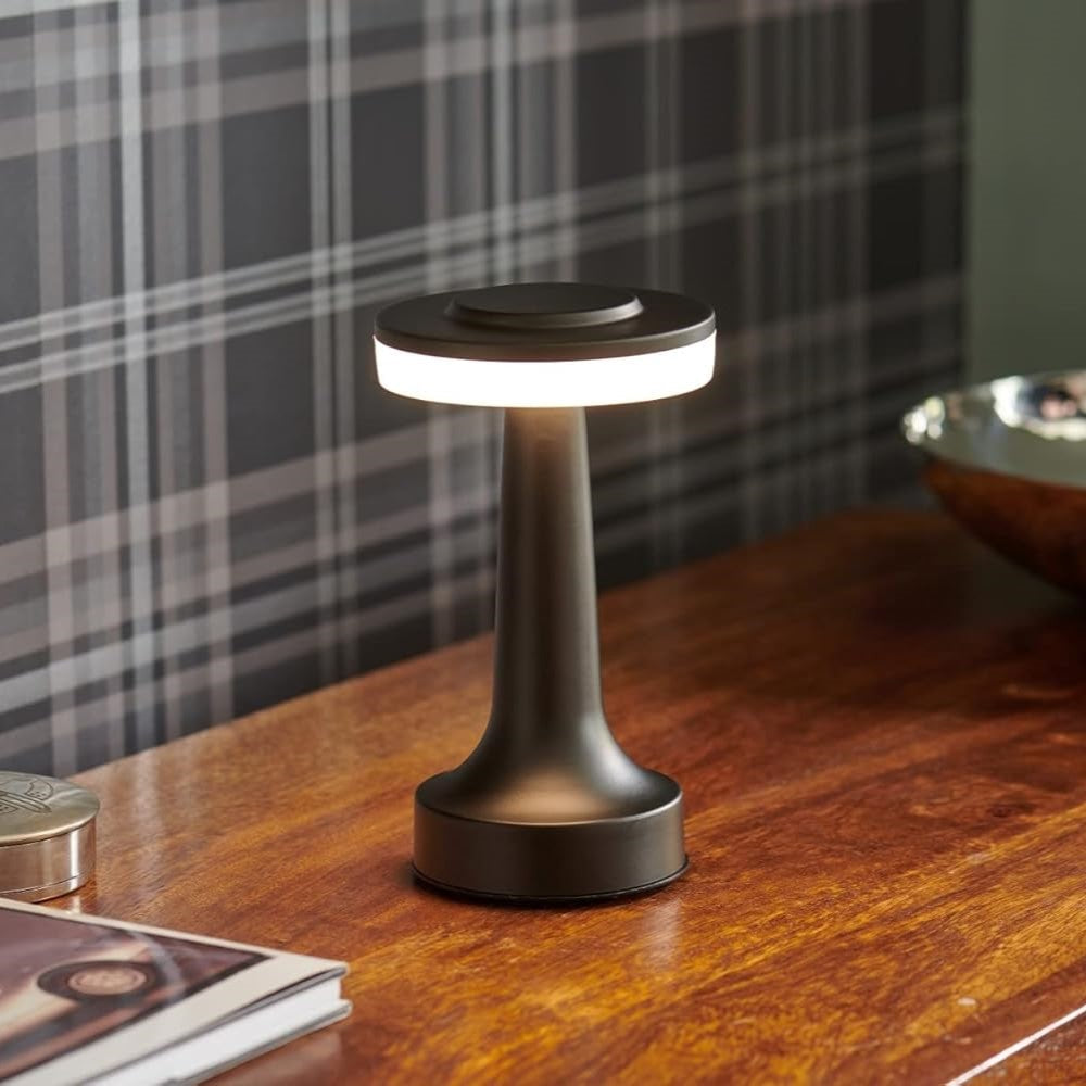 Retro Tischlampe aus Eisen mit dimmbarer Lichtfarbe und kabellosem Design