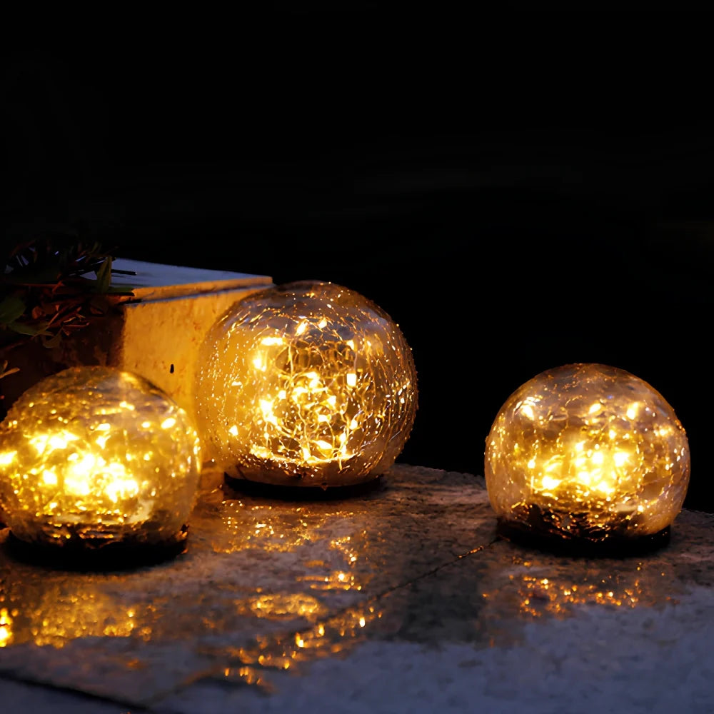 Solarbetriebene Gartenkugel mit warmweißem Licht und Rissmuster