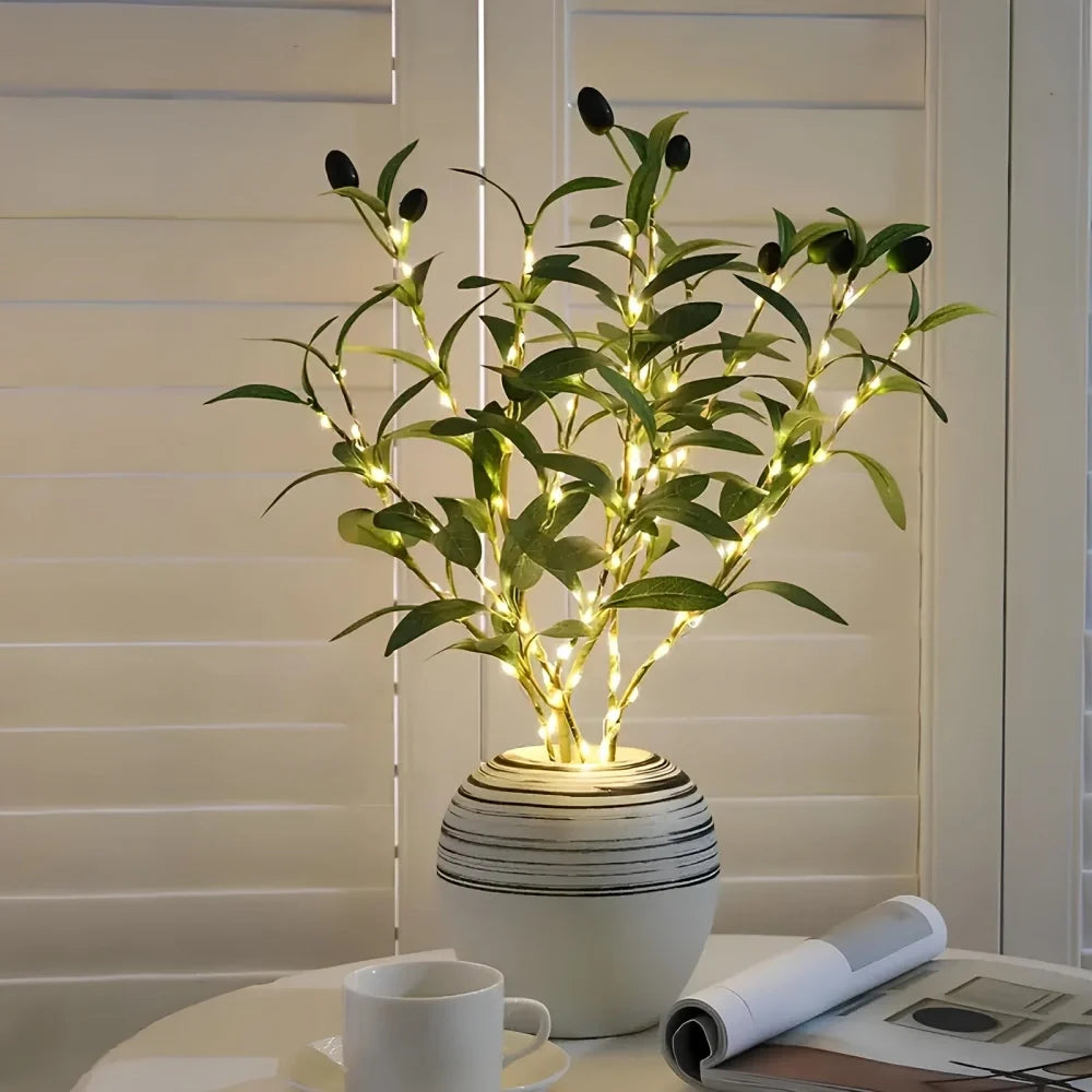 Beleuchtete Zweige mit LED-Lichtern in verschiedenen Naturdesigns