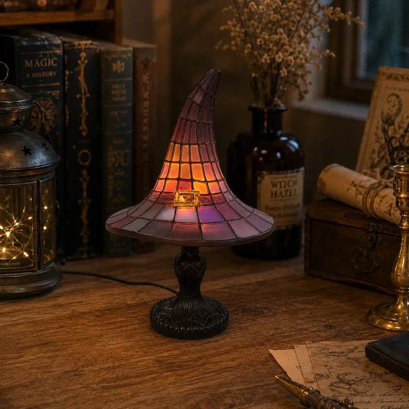 Tischlampe mit Hexenhut-Schirm und Harzsockel