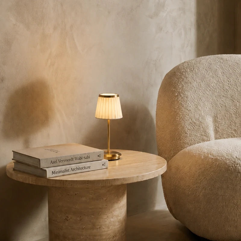 Klassische Tischlampe mit plissiertem Stoffschirm und Akku