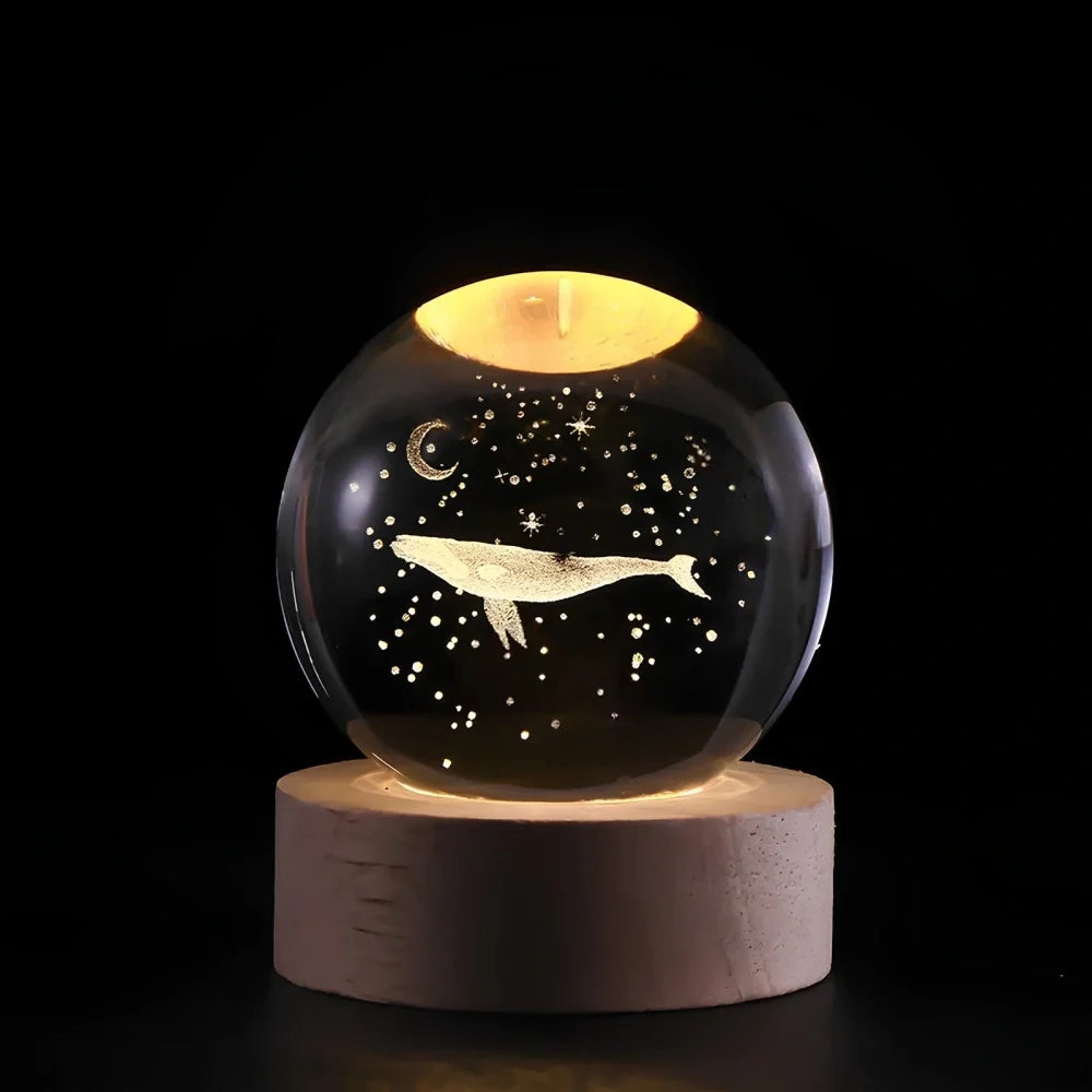 Kristallkugel mit 3D-Gravur Weltraummotiv auf Holzsockel