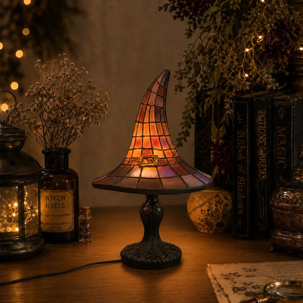 Tischlampe mit Hexenhut-Schirm und Harzsockel
