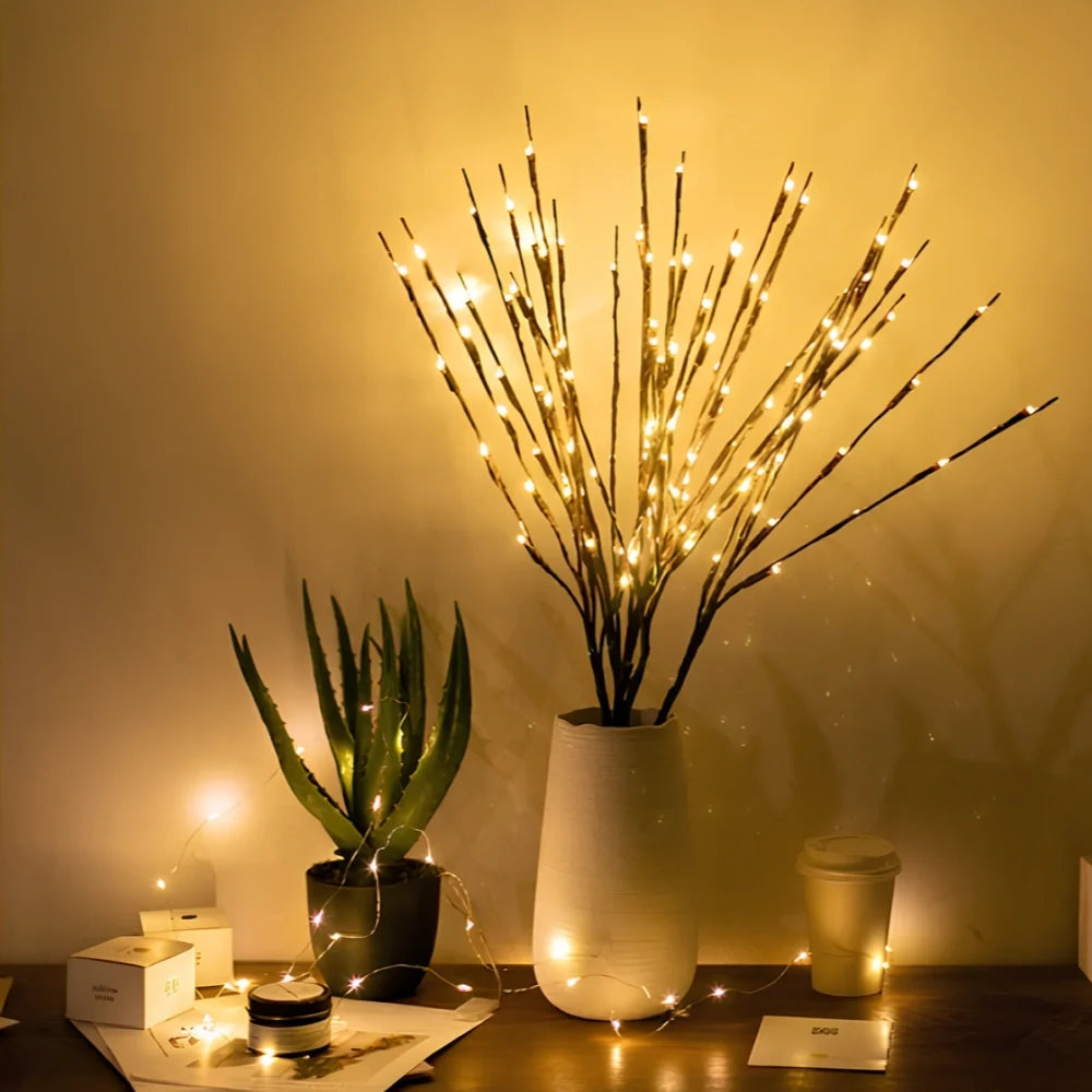 Beleuchtete Zweige mit LED-Lichtern in verschiedenen Naturdesigns