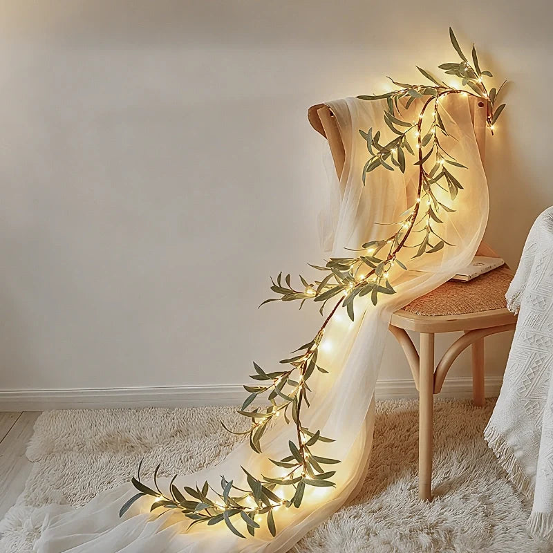 Botanische Lichterkette mit Blättern und Blüten, warmweiß