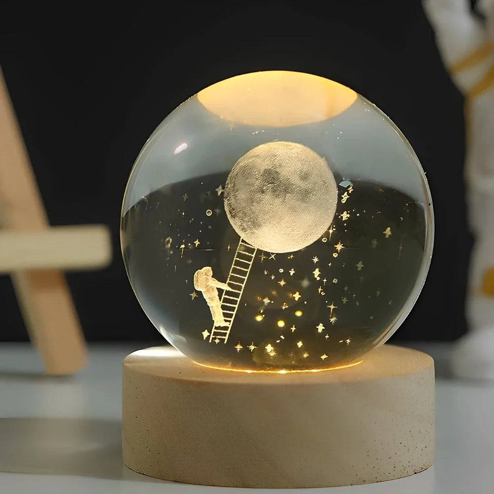 Kristallkugel mit 3D-Gravur Weltraummotiv auf Holzsockel