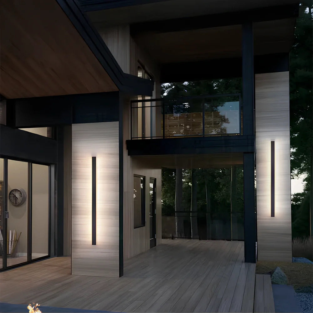 Linear Luxe™ Außenwandleuchte aus Schmiedeeisen und Aluminium
