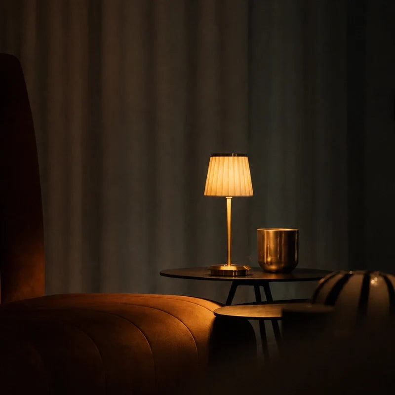 Klassische Tischlampe mit plissiertem Stoffschirm und Akku
