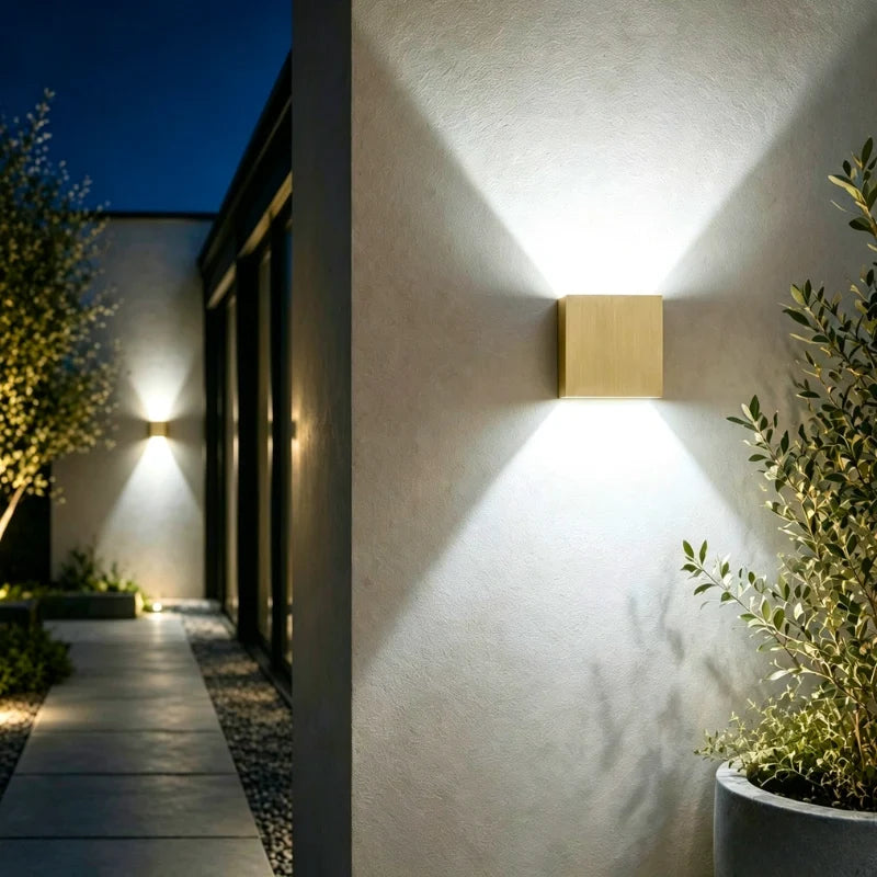 Verstellbare Wandleuchte mit zwei Lichtpaneelen