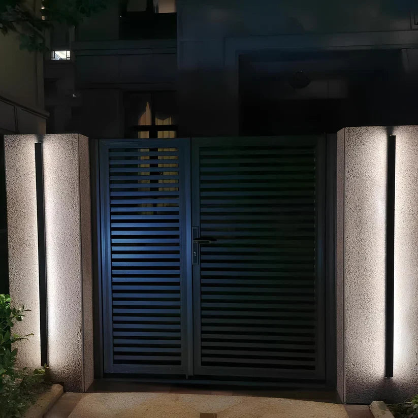 Linear Luxe™ Außenwandleuchte aus Schmiedeeisen und Aluminium