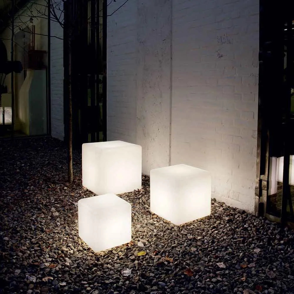Kubisches Gartenlicht mit Farbwechsel und wetterfestem Design