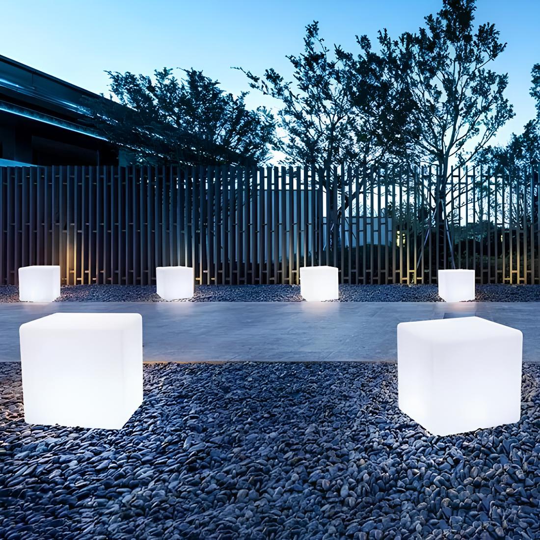 Kubisches Gartenlicht mit Farbwechsel und wetterfestem Design