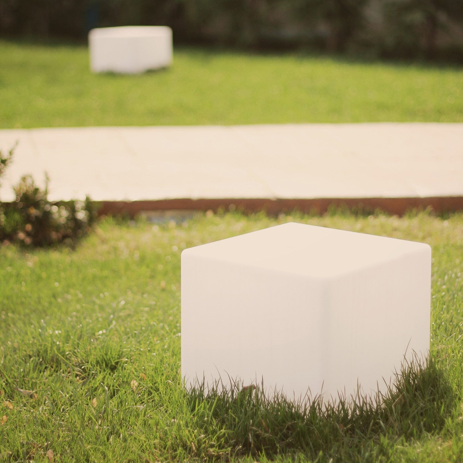 Kubisches Gartenlicht mit Farbwechsel und wetterfestem Design