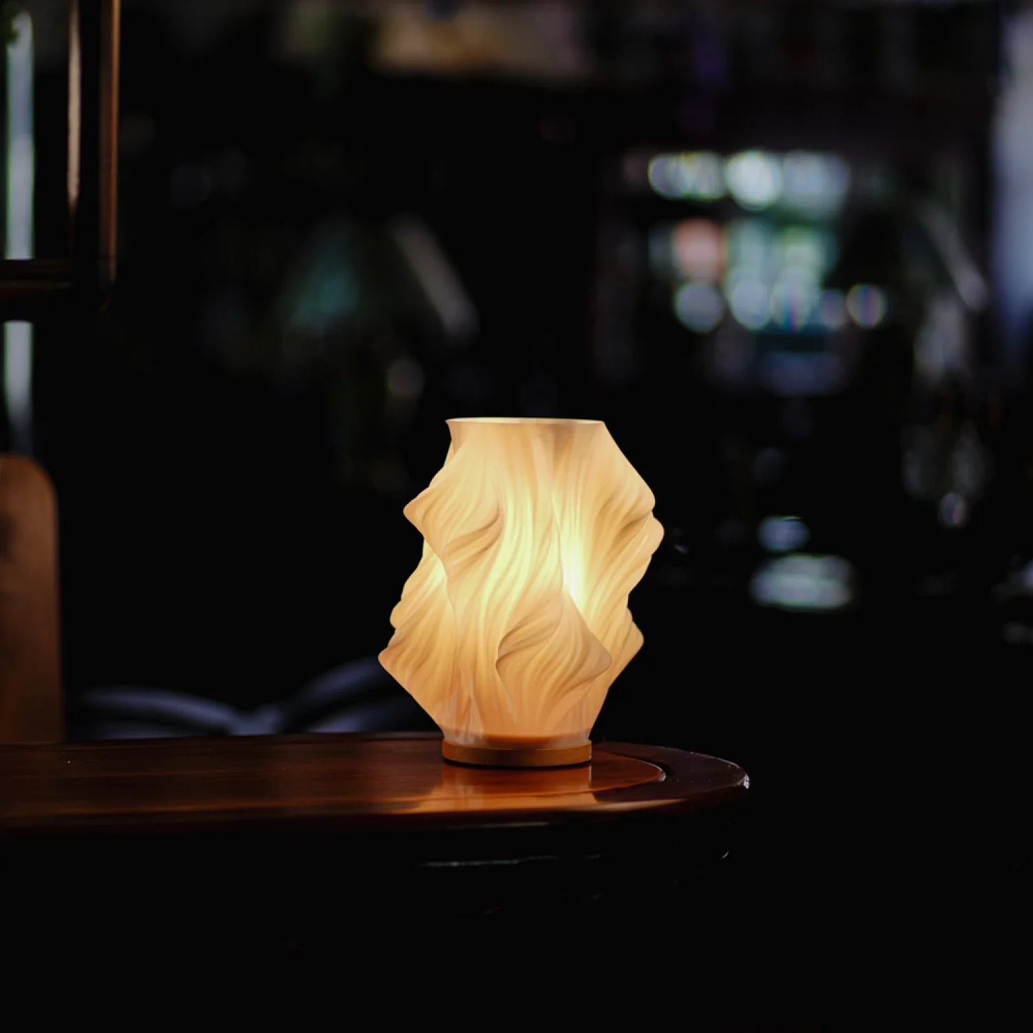 Serene Wellenkamm Tischlampe mit Holzsockel und dimmbarem Licht