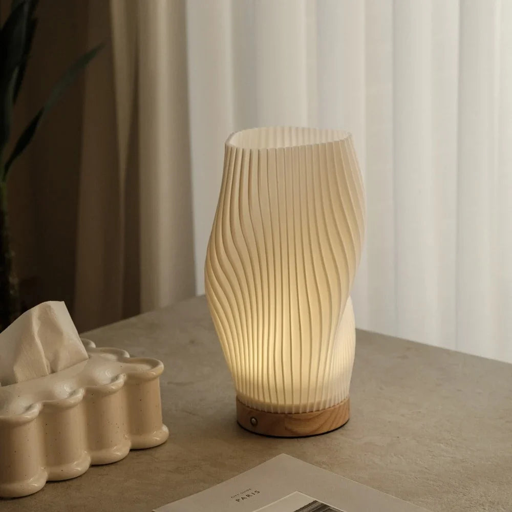 Serene Wellenkamm Tischlampe mit Holzsockel und dimmbarem Licht
