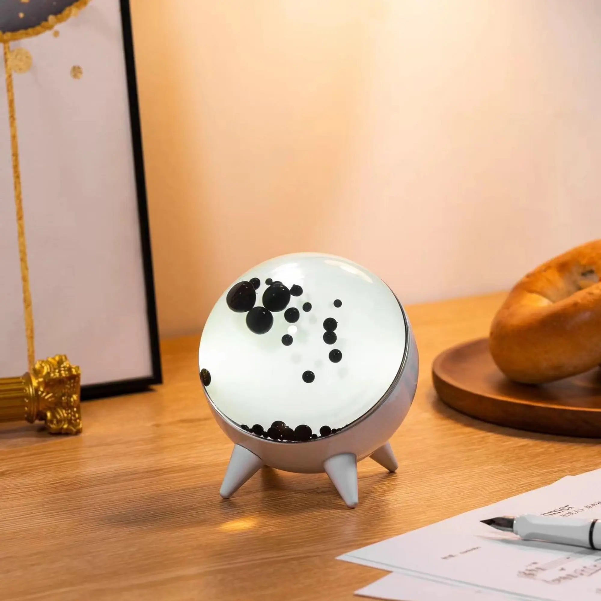 Ferrofluid Display mit pulsierendem Flüssigkeitseffekt und Musiksteuerung