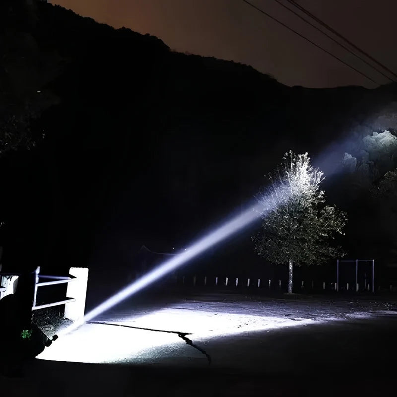 BeamMax™ Taschenlampe mit Teleskop-Zoom und wiederaufladbarem Akku
