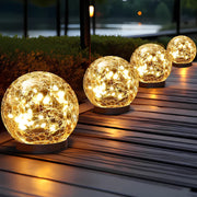 Solarbetriebene Gartenkugel mit warmweißem Licht und Rissmuster